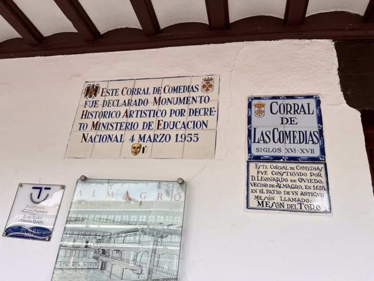 Compromís pide retirar "un símbolo franquista" en la placa de Monumento Histórico de Corral de Comedias de Almagro Compromís pide retirar "un símbolo franquista" en la placa de Monumento Histórico de Corral de Comedias de Almagro