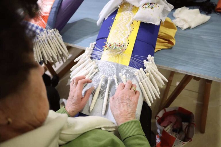 La enseñanza de técnicas extendidas de encaje de bolillos de la Universidad Popular de Almagro se extiende por toda Europa.