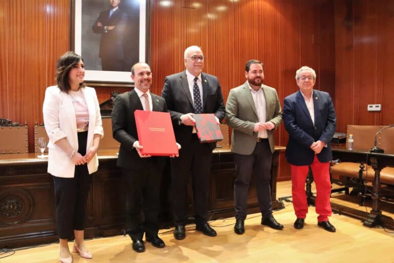 Un ejemplar conmemorativo del 40 aniversario del Estatuto de Autonomía de CLM entregado al Ayuntamiento de Manzanares
