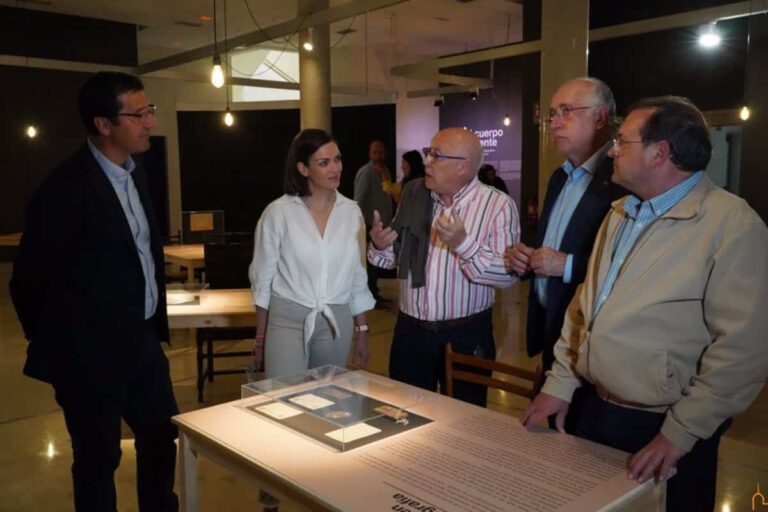 La exposición ‘El cuerpo ausente’ acogida en Puertollano es destacada por Caballero por su enfoque pedagógico.