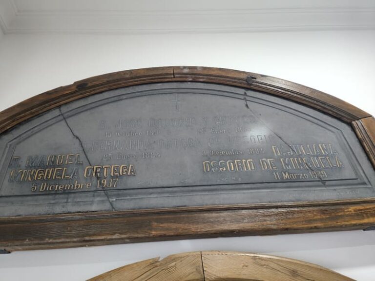 Almagro expone antiguas lápidas y cruces del siglo XIX en el cementerio municipal