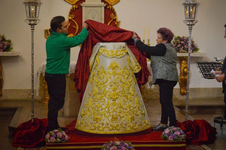 Presentación de la Saya del Cuarto Centenario para María Santísima de la Esperanza