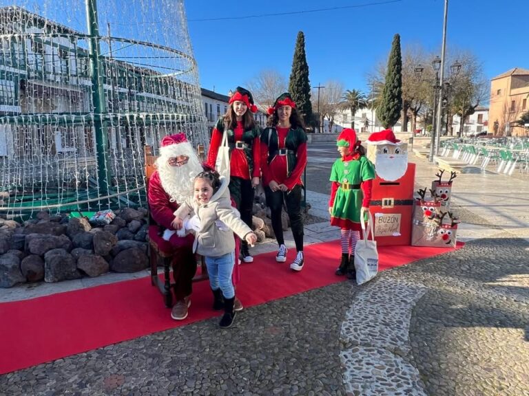La Magia de Papá Noel Enamora a Niños en la Plaza Mayor de Almagro La Magia de Papá Noel Enamora a Niños en la Plaza Mayor de Almagro