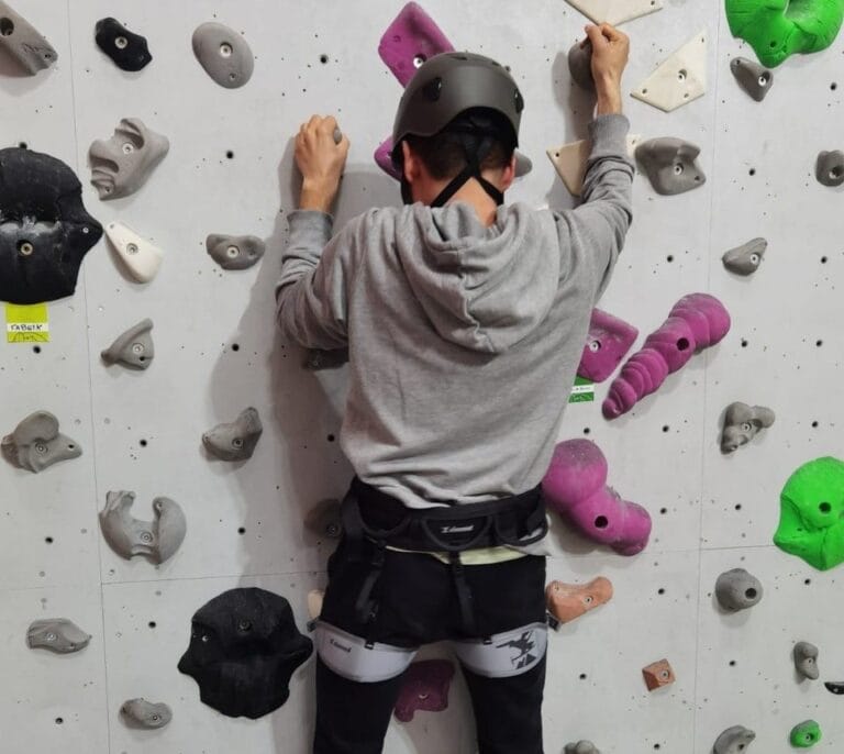 El escalador ciego y con TEA del Club Deportivo amiab Sergio Aznárez Rosado acudirá este fin de semana a la Copa de España de Paraescalada