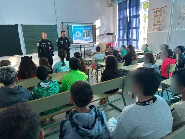 Educación vial en CEIP Miguel de Cervantes: practican seguridad en bicicleta en Almagro.