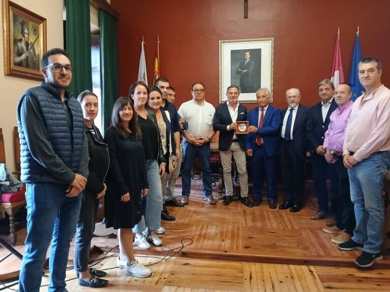 Almagro nombra a Mauricio Fernández Garza Hijo Adoptivo por su labor cultural y su legado.