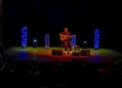 Pedro-Guerra-conecta-generaciones-en-Almagro-con-Sonetos-y-canciones.jpg