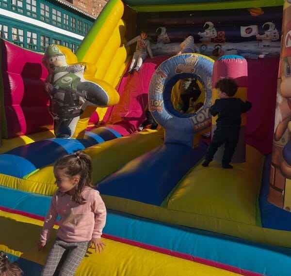 La Plaza Mayor de Almagro se llena de alegría por el Día de la Infancia