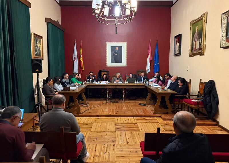 El Pleno de Almagro aprueba reactivar el Centro de Mayores y homenajea a Luis Molina López