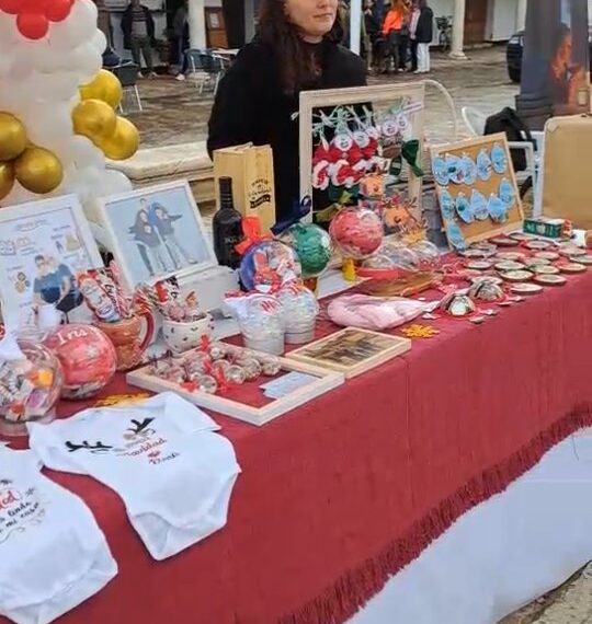 Mercadillo y chocolatada pre-navideños conquistan el primer sábado festivo en Almagro.