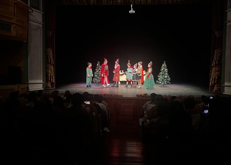El Grinch Ilumina el Teatro Municipal de Almagro con Espíritu Navideño