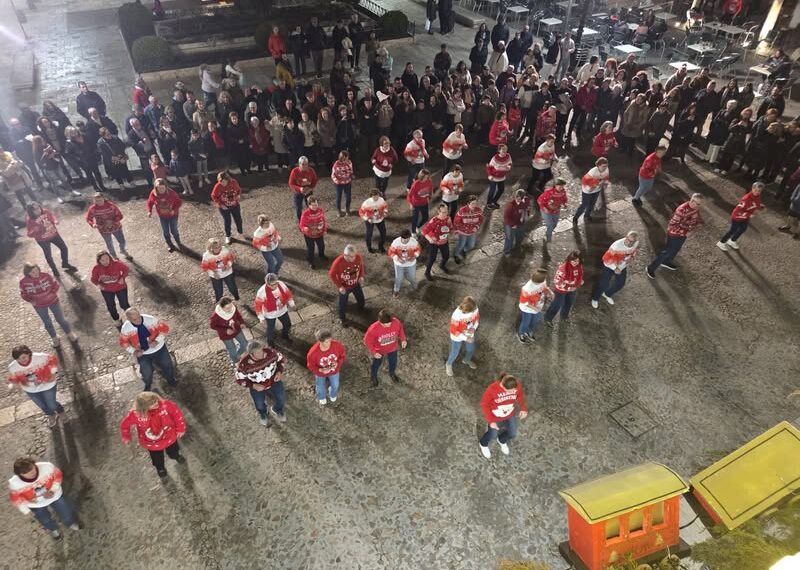 Mayores de Almagro Celebran la Navidad Bailando en la Plaza Mayor