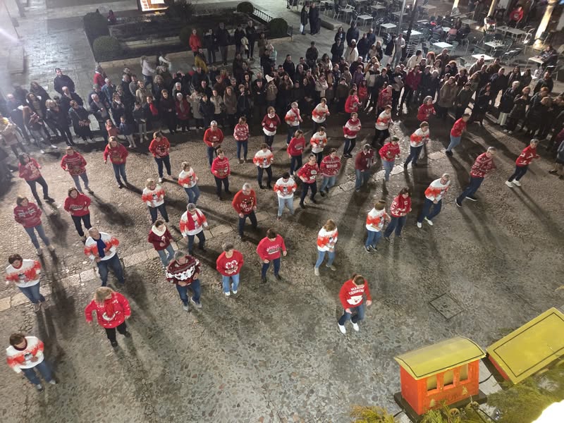 Mayores de Almagro Celebran la Navidad Bailando en la Plaza Mayor 1 Mayores de Almagro Celebran la Navidad Bailando en la Plaza Mayor - 603022760 933857772301570 1244437937349081130 n
