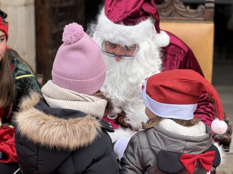 Papá Noel llena de alegría la Plaza Mayor de Almagro en una mágica mañana navideña - 603852772 936909205329760 7758534523711260808 n
