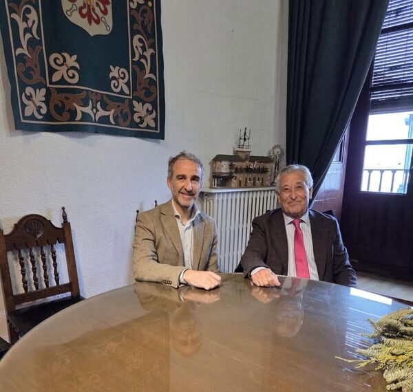 Alcalde de Almagro se reúne con directores de periódicos provinciales para fortalecer la comunicación