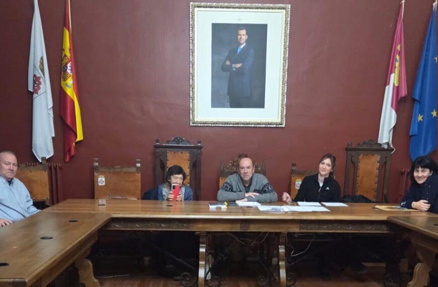 Almagro impulsa regulación de colonias de gatos para mejorar su gestión y protección.