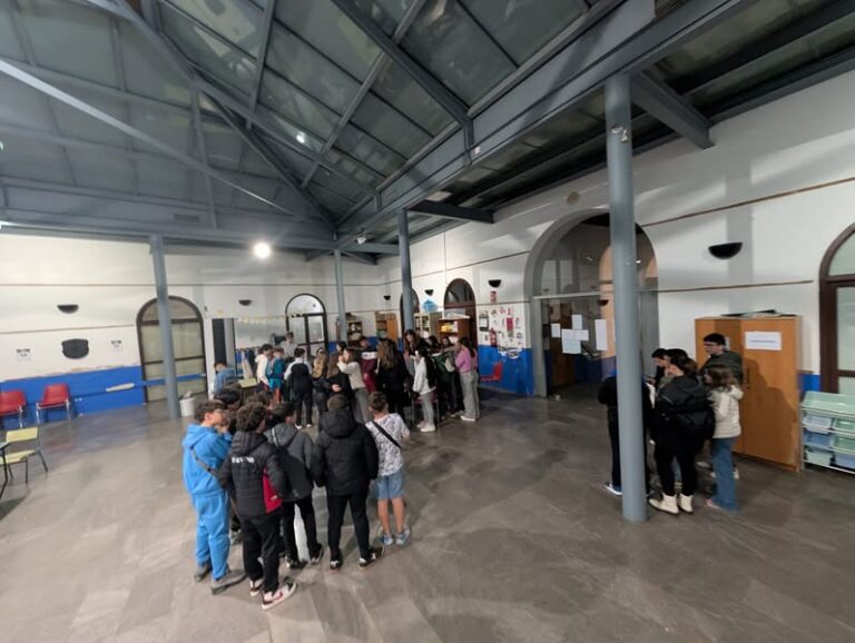 Jóvenes de Almagro disfrutan del escondite nocturno en una noche llena de diversión y juegos