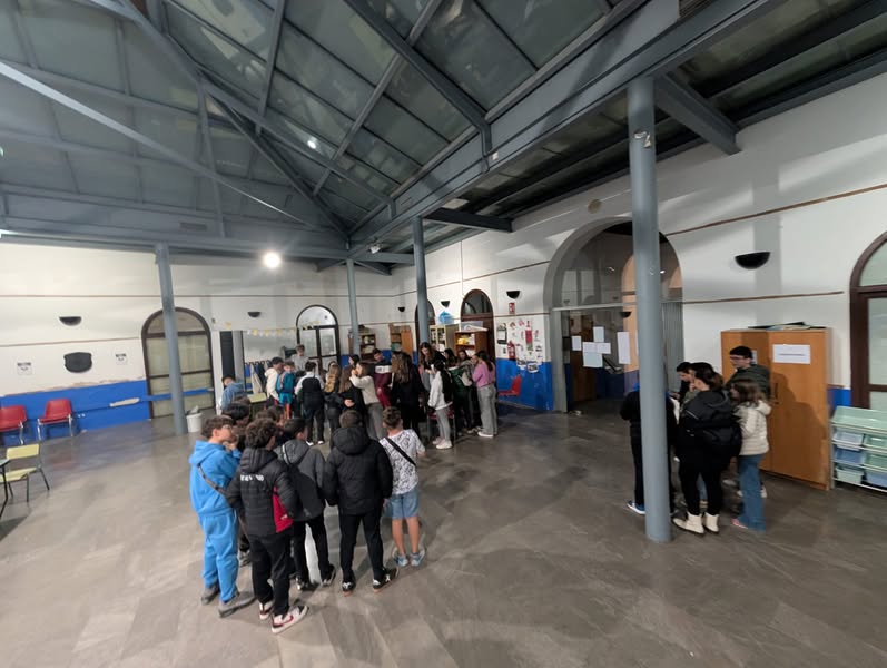 Jóvenes de Almagro disfrutan del escondite nocturno en una noche llena de diversión y juegos 1 Jóvenes de Almagro disfrutan del escondite nocturno en una noche llena de diversión y juegos - 645716746 990445949976085 2265712345843877899 n