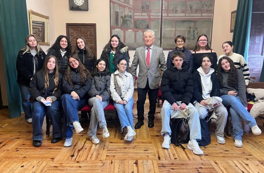 Recepciones en Almagro: Encuentros Educativos y Patrimoniales en el Ayuntamiento