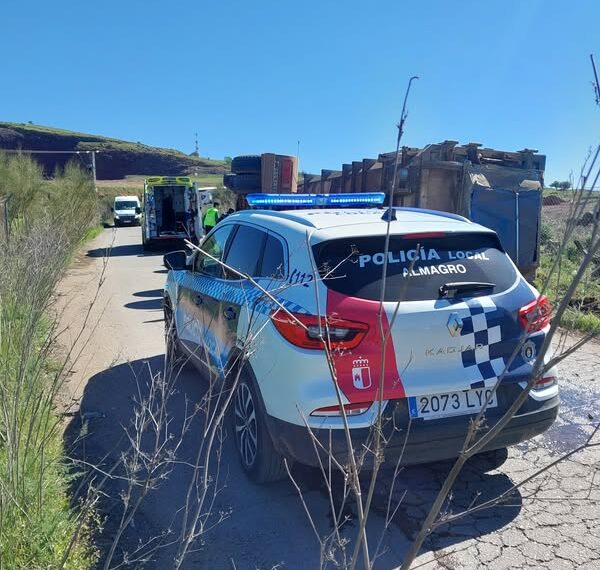 Policía de Almagro interviene en vuelco de camión y auxilia al conductor herido