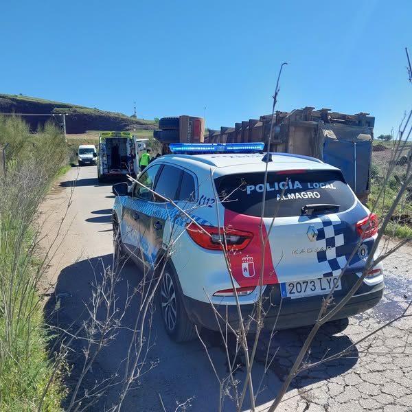 Policía de Almagro interviene en vuelco de camión y auxilia al conductor herido 1 Policía de Almagro interviene en vuelco de camión y auxilia al conductor herido - 658153169 891139097253354 415085131224244339 n