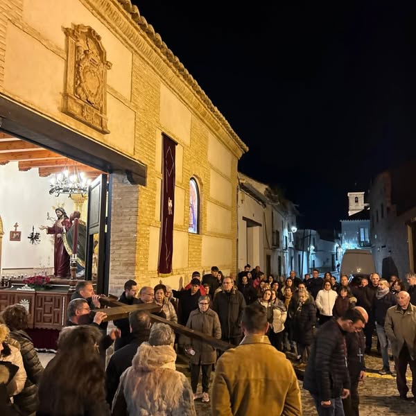 Viacrucis de la Hermandad de la Vera Cruz en Almagro congrega a multitud de fieles 1 Viacrucis de la Hermandad de la Vera Cruz en Almagro congrega a multitud de fieles - 658212590 18246391804305421 1932448419425565292 n.webp