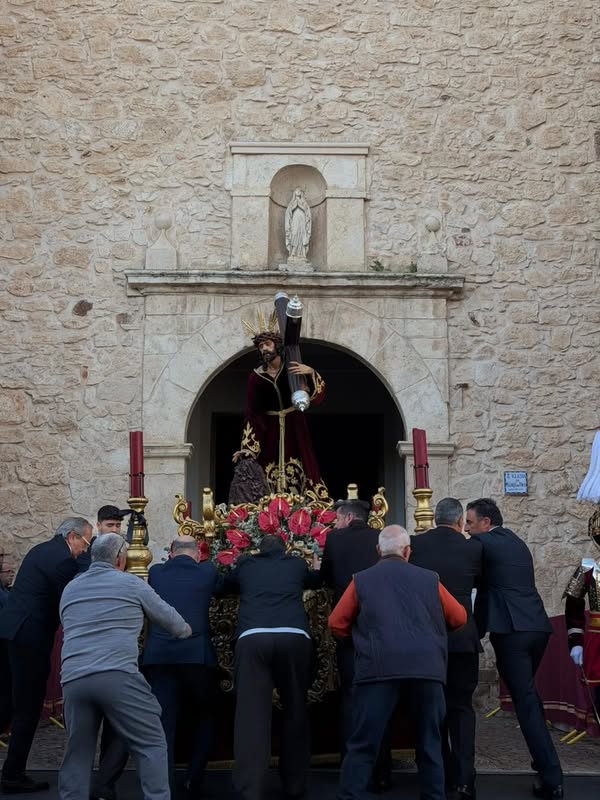 Procesión del Viernes Santo en Almagro: Encuentro Emotivo en la Plaza Mayor - 658150635 18246794071305421 704428706518588212 n.webp