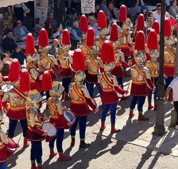 Desfile de Semana Santa en Almagro congrega a multitud en la Plaza Mayor