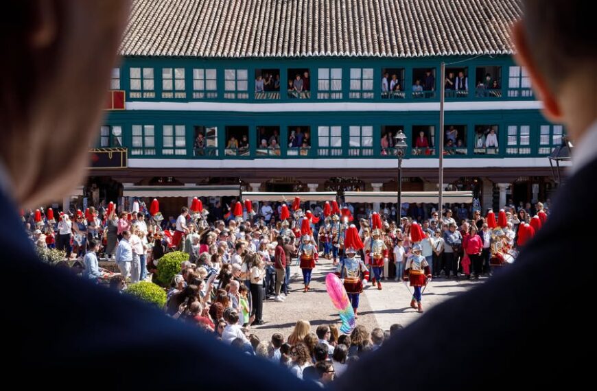 El «Caracol» de Almagro deslumbra en la Semana Santa regional con 200 Armaos en desfile tradicional