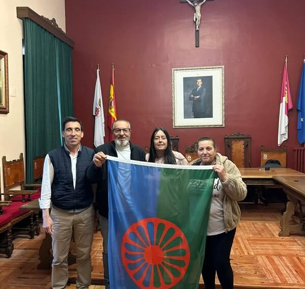 Almagro conmemora el Día Mundial del Pueblo Gitano con acto simbólico en el Ayuntamiento