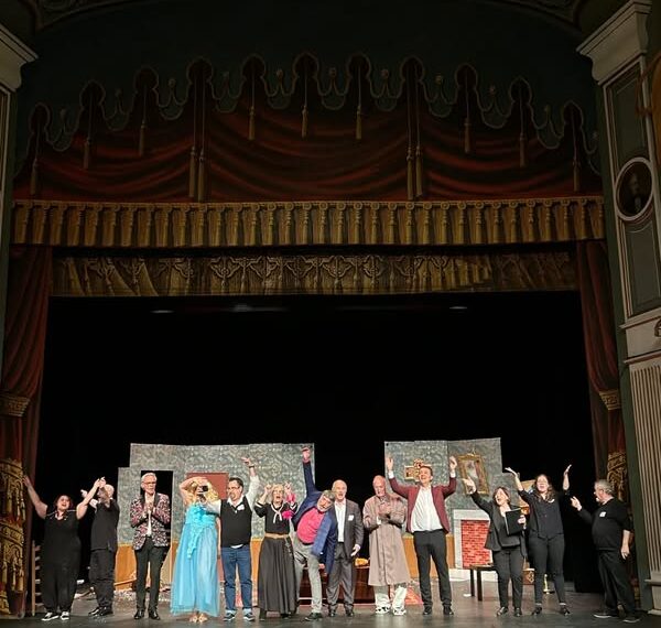 La Obra Benéfica ‘El Misterio del 30 de Febrero’ Deslumbra en Teatro de Almagro