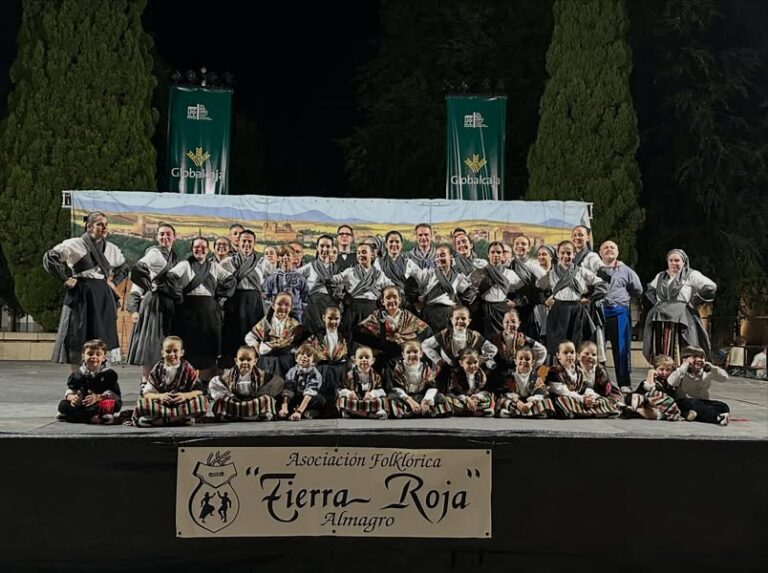 Almagro brilla con su XXV Festival Juvenil de Folclore en la Plaza Mayor