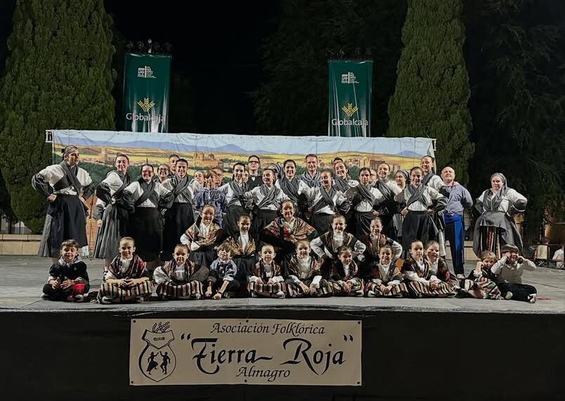 Almagro brilla con su XXV Festival Juvenil de Folclore en la Plaza Mayor