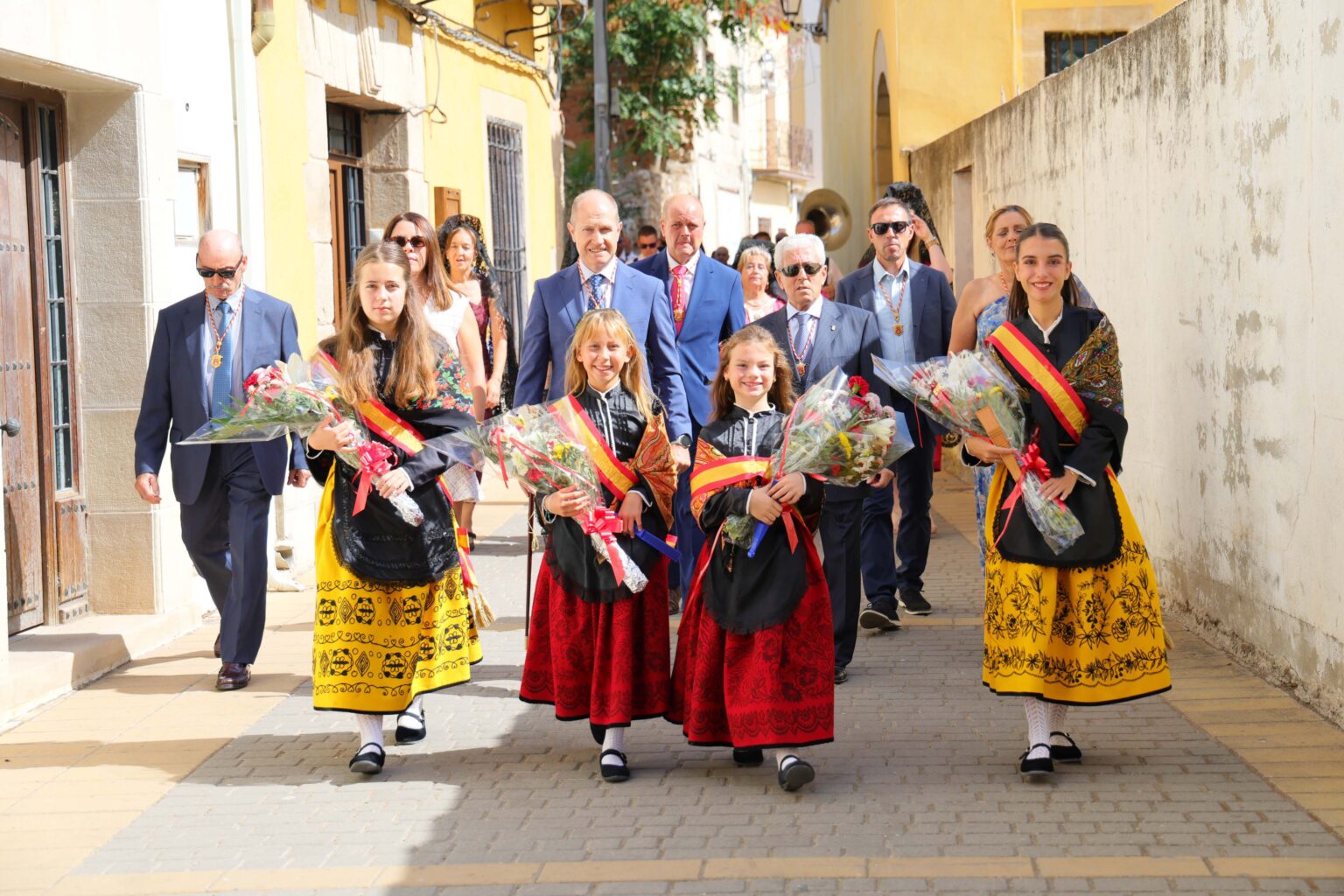 Una pareja celebra su día especial junto a la Virgen de los Remedios
